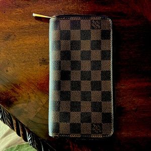 ZIPPY WALLET Material
Damier Ebene verified or we can go to a local-dealer